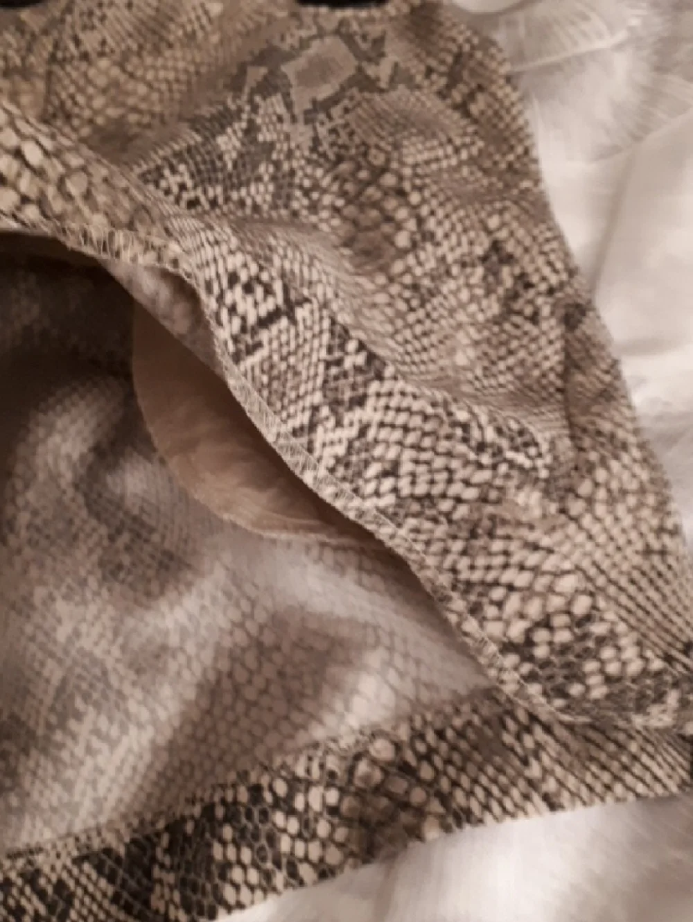 Babaton Snake-Print Shorts Size 6 - Picture 3 of 6